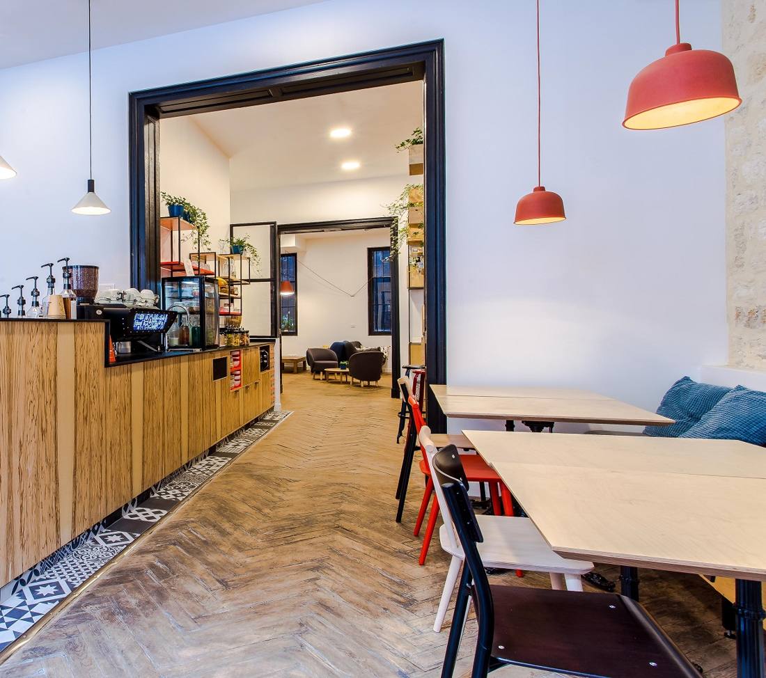 Comptoir des baristas de l'Anticafé Bordeaux : cafés de spécialité et thés à volonté